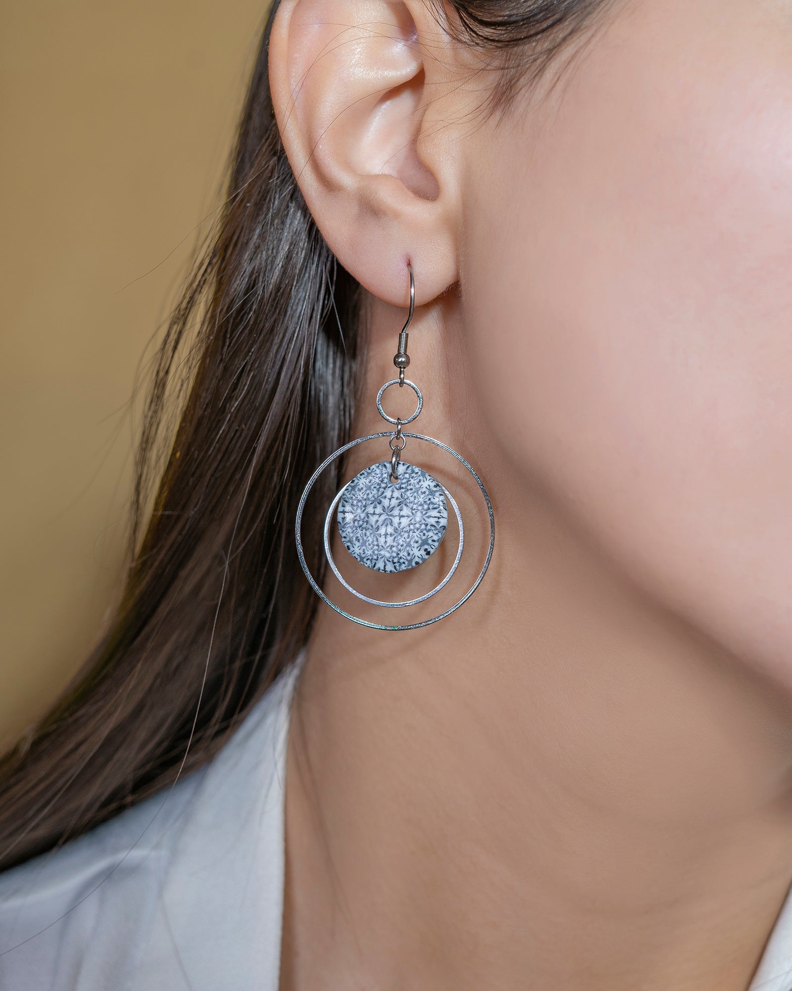 Boucles d’oreilles pendantes fantaisies pour femmes avec plusieurs anneaux et un rond plat à motifs unique de couleurs bleu et blanc
