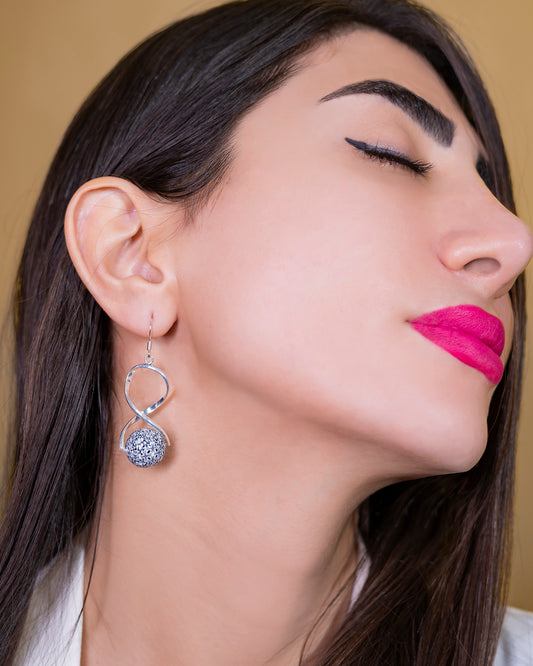 Boucles d’oreilles pendantes infini fantaisies originales et uniques avec une grosse perle à motifs pour femmes