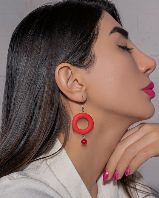 boucles d'oreilles longues rouges en fimo pour femmes crées à la main